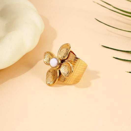 Bague Dorée Ajustable Fleur Sculptée Au Centre Pierre Blanche Nacrée
