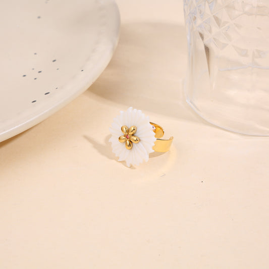 Bague dorée fleur en nacre avec strass rose