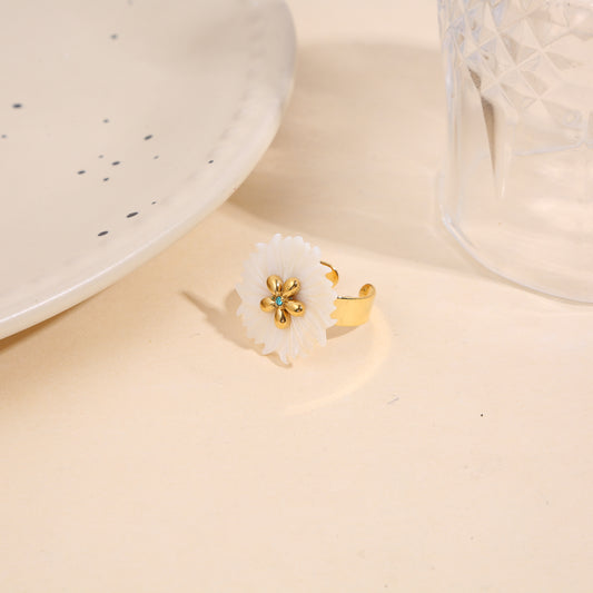 Bague dorée fleur en nacre avec strass bleu