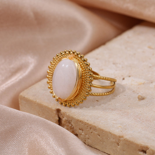 Bague dorée pierre blanche