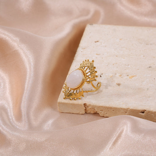 Bague Dorée Pierre Blanche Ovale et Motif Soleil