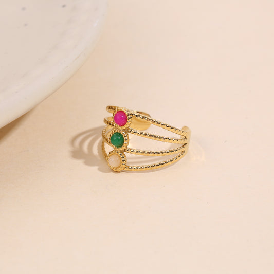 Bague dorée triple ligne avec triple pierres fuchsia vert et beige
