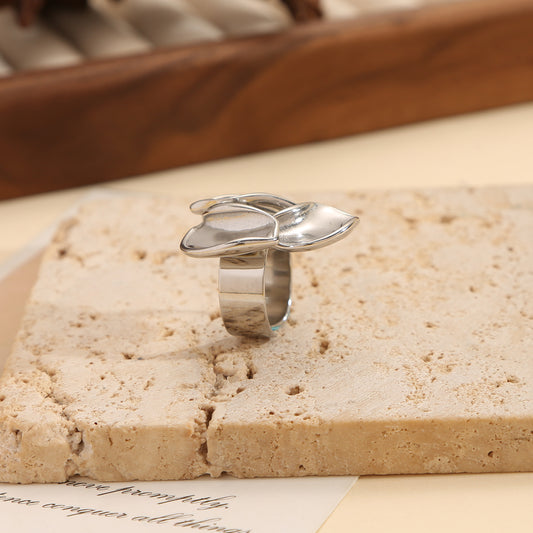 Bague Argentée Large Ouverte Avec Fleur A Trois Pétales