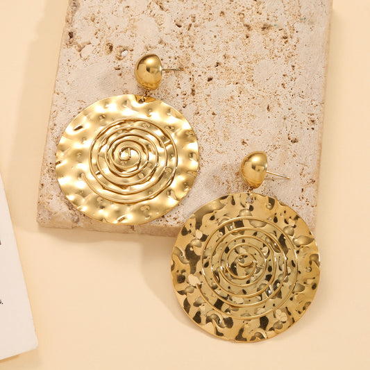 Boucles d'Oreilles Dorées Grands Disques Martelés Motif Spirale