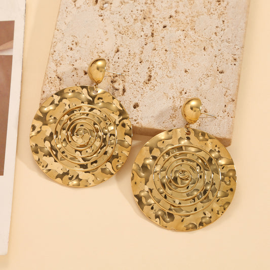 Boucles d'Oreilles Dorées Grands Disques Martelés Motif Spirale