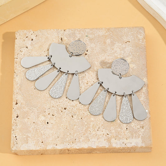 Boucles d'Oreilles Argentées Multi Plaques Brillantes Et Martelées