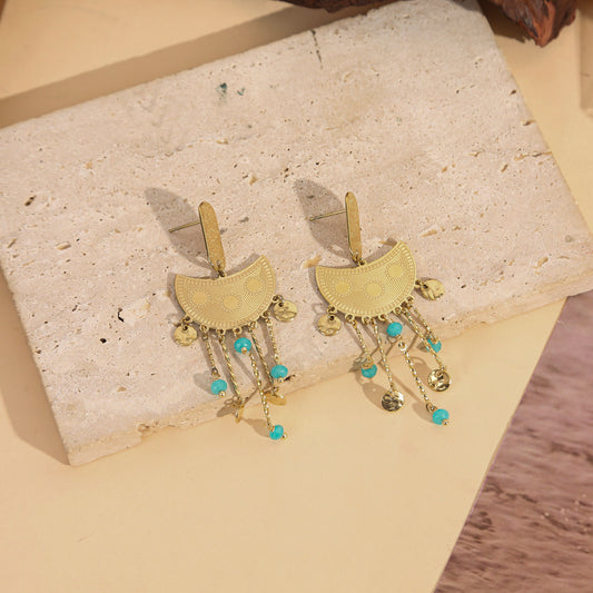 Boucles d'Oreilles Pendantes Dorées Avec Pampilles De Perles Bleues Et Demi-Lune Gravée