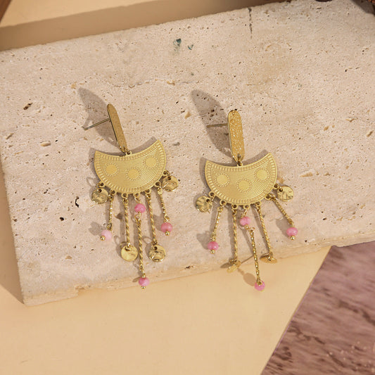 Boucles d'Oreilles Pendantes Dorées Avec Pampilles De Perles Roses Et Demi-Lune Gravée