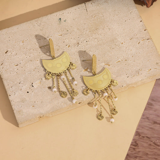 Boucles d'Oreilles Pendantes Dorées Avec Pampilles De Perles Blanches Et Demi-Lune Gravée