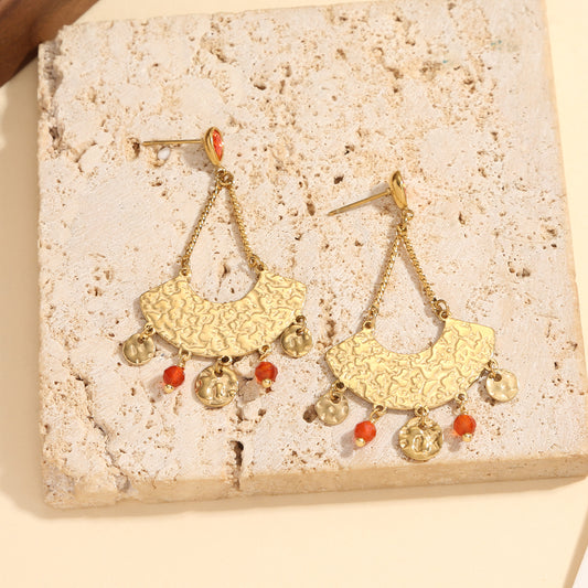 Boucles d'Oreilles Dorées Eventails Martelés Avec Cristaux Oranges