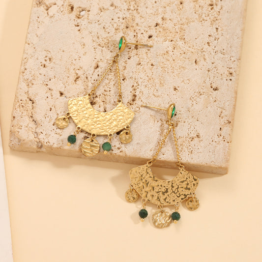 Boucles d'Oreilles Dorées Eventails Martelés Avec Cristaux Verts