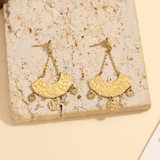 Boucles d'Oreilles Dorées Eventails Martelés Avec Cristaux Blancs