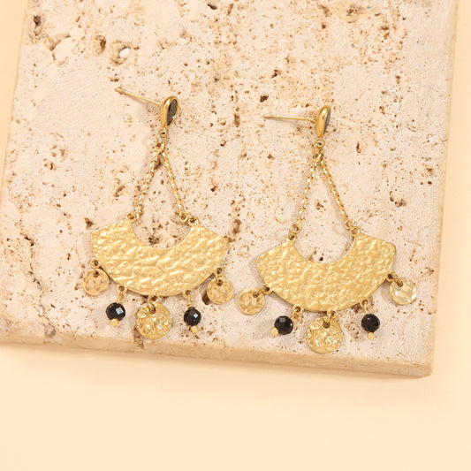 Boucles d'Oreilles Dorées Eventails Martelés Avec Perles Noires