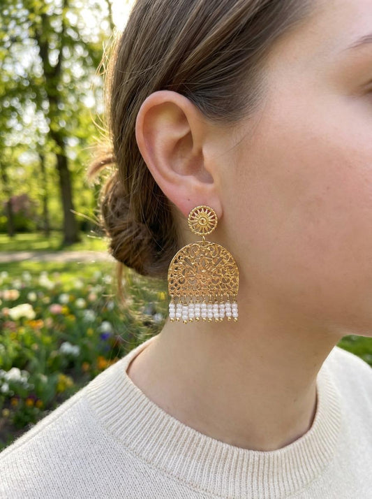 Boucles d'Oreilles Dorées Motif Géometrique Creux Avec Petites Perles Blanches