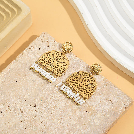 Boucles d'Oreilles Dorées Motif Géometrique Creux Avec Petites Perles Blanches