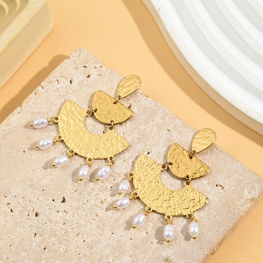 Boucles d'Oreilles Dorées Multi Plaques Géométriques Martelées Avec Perles