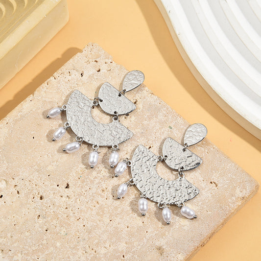 Boucles d'Oreilles Argentées Multi Plaques Géométriques Martelées Avec Perles