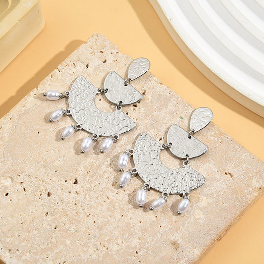 Boucles d'Oreilles Argentées Multi Plaques Géométriques Martelées Avec Perles