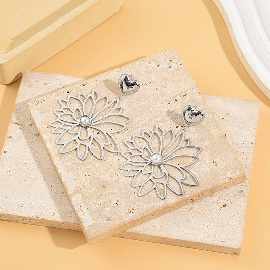 Boucles d'Oreilles Argentées Plaques Florales Creuses Avec Perles