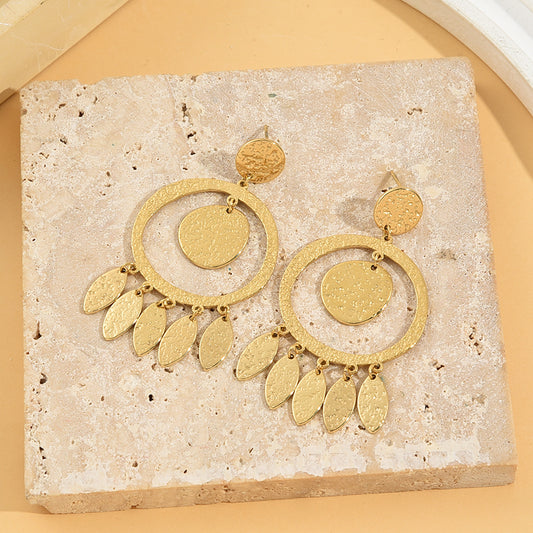 Boucles d'Oreilles Dorées Plaques Rondes Et Feuilles Martelées