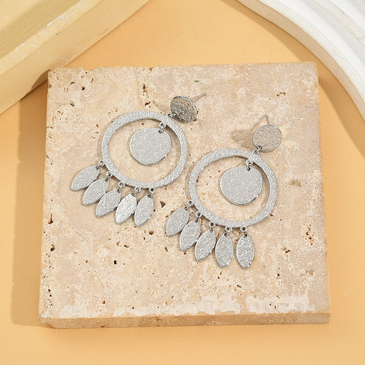 Boucles d'Oreilles Argentée Plaques Rondes Et Feuilles Martelées