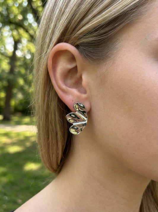 Boucles d'Oreilles Argentées En Forme De Pétales Ondulés Effet Brillant