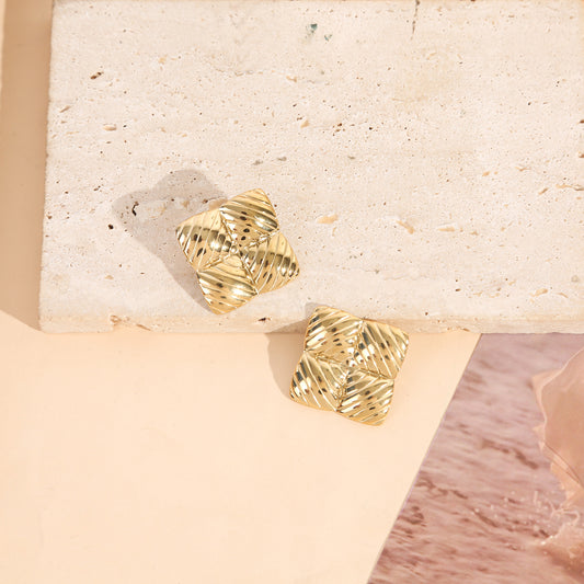 Boucles d'Oreilles Dorées Carrés Texturées Avec Effet Vague