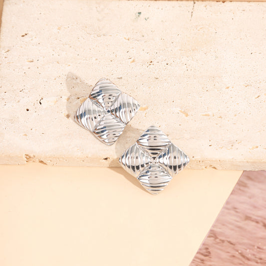 Boucles d'Oreilles Argentées Carrés Texturés Avec Effet Vague