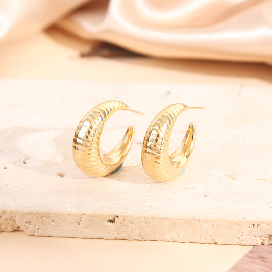 Boucles d'Oreilles Créoles Dorées Texturées Effet Ciselé Et Finition Striée