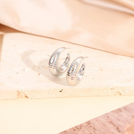 Boucles d'Oreilles Créoles Argentées Texturées Effet Ciselé Et Finition Striée