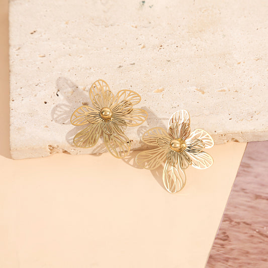 Boucles d'Oreilles Fleur Dorée Ajourée Avec Perle Centrale
