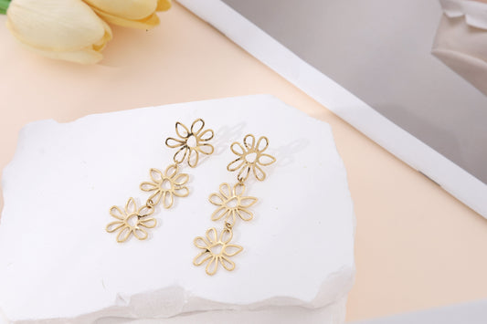Boucles d'Oreilles Pendantes Dorées À Trois Fleurs Ajournées