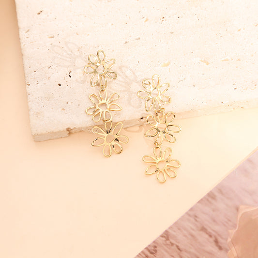 Boucles d'Oreilles Pendantes Dorées À Trois Fleurs Ajournées