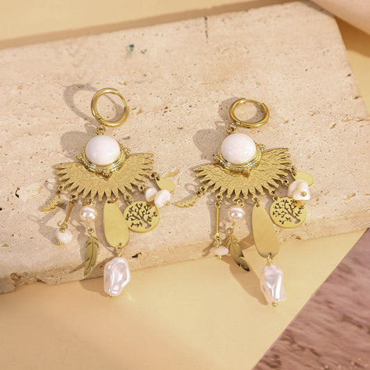 Boucles d'Oreilles Créoles Pendantes Dorées Avec Pendentifs Soleil Et Perles Blanches