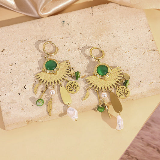 Boucles d'Oreilles Créoles Pendantes Dorées Avec Pendentifs Soleil Et Perles Vertes