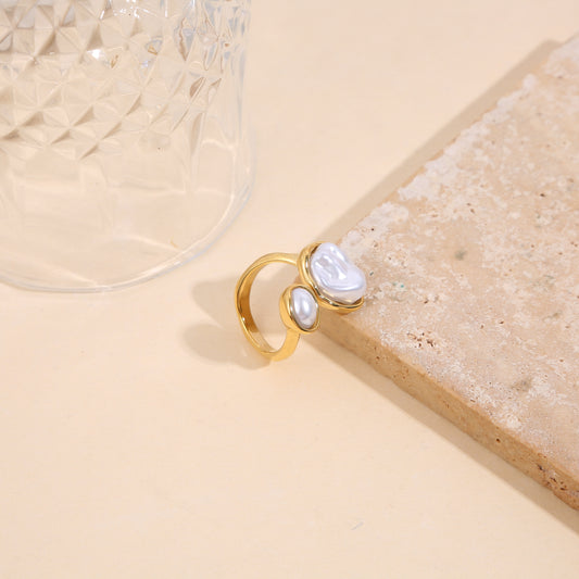 Bague dorée ouverture avant perle texturé et lisse avec encadrement lisse