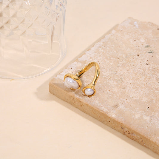 Bague dorée ouverture avant perle texturé et lisse avec encadrement lisse