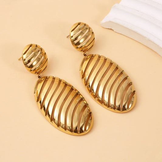 Boucles d'Oreilles Pendantes Dorées Sculpturales Métalliques Modernes