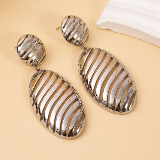 Boucles d'Oreilles Pendantes Argentées Sculpturales Métalliques Modernes