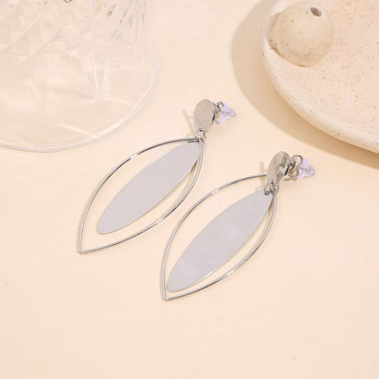 Boucles d’oreilles argentées pendantes forme œil ajouré