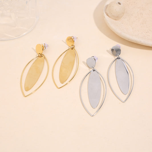 Boucles d’oreilles argentées pendantes forme œil ajouré