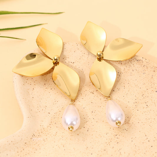 Boucles d'Oreilles Pendantes Dorées Demi Fleur Et Perle Goutte