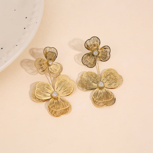 Boucles d’oreilles pendantes dorées double fleur à 3 pétales ajourés et strassées