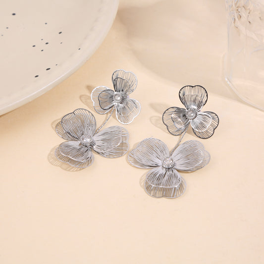 Boucles d’oreilles pendantes argentées double fleur à 3 pétales ajourés et strassées