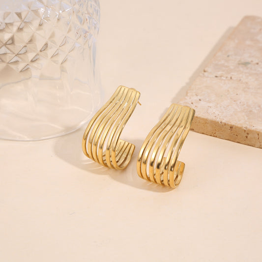 Boucles d’oreilles dorées semi-créoles larges à 6 lignes parallèles