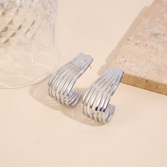 Boucles d’oreilles argentées semi-créoles larges à 6 lignes parallèles