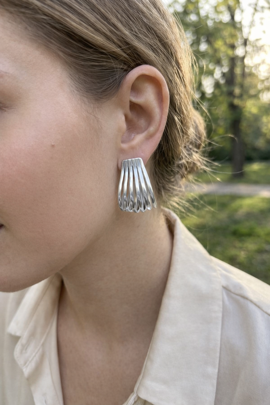 Boucles d’oreilles semi-créoles larges à 6 lignes parallèles