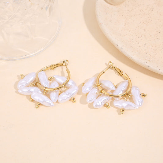 Boucles d'oreilles dorées anneaux pendentifs perles blanches longues