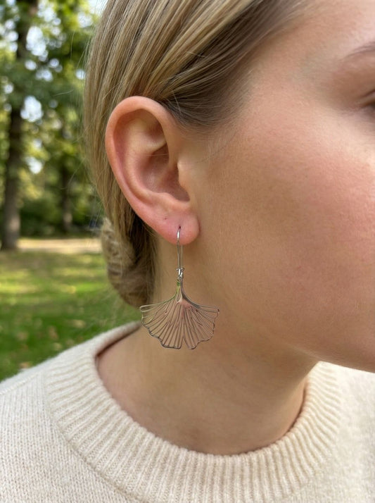 Boucles d'Oreilles Créoles Argentées Feuilles Ginkgo Ajourées Et Raffinées