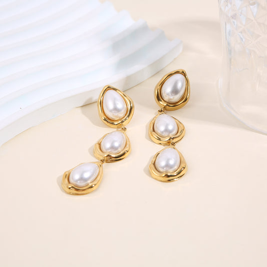 Boucles d'oreilles dorées pendantes triple perles